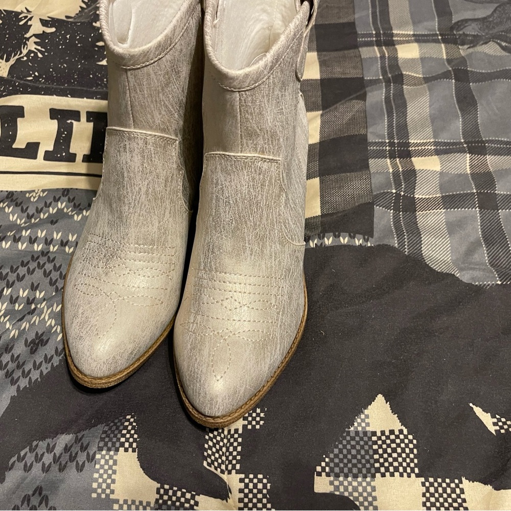 Goldish Metallic Dirty Laundry boots size 8